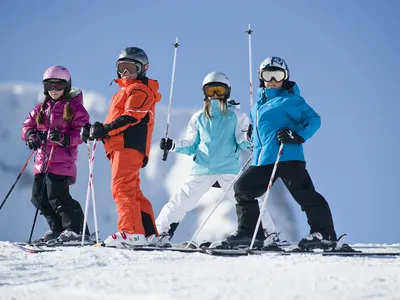 Зимние виды спорта: хоккей, коньки, лыжи, сноуборд, взятие снежного городка.