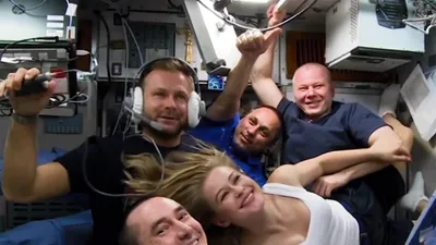Фильм «Вызов» был снят на МКС, однако до сих пор находятся скептики,  которые убеждены — никакие актеры в космосе не были. Милош Бикович… |  Instagram
