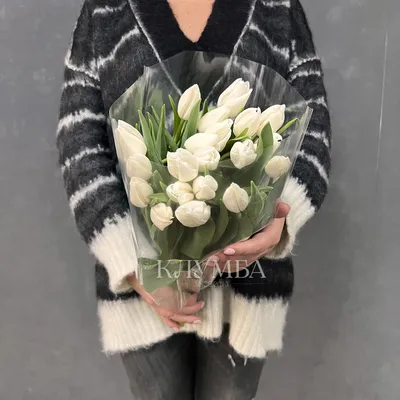 25 белых тюльпанов в упаковке по цене 5750 ₽ - купить в RoseMarkt с  доставкой по Санкт-Петербургу