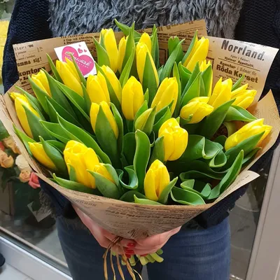 С 8 марта! Жёлтые тюльпаны и мимоза, 12 шоколадок – купить в Тюмени по цене  390 руб. руб.
