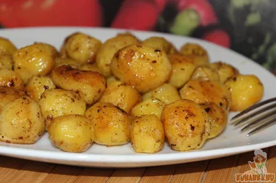 Картошка со сметаной и чесноком в духовке - рецепт с фото