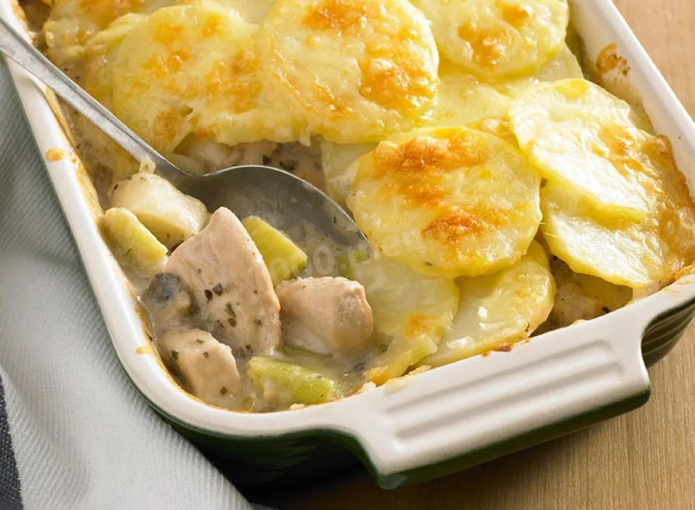Курица с картошкой и ананасами в духовке. Куриное филе с картошкой в духовке. Картофель с куриным филе. Филе с картошков духовке.