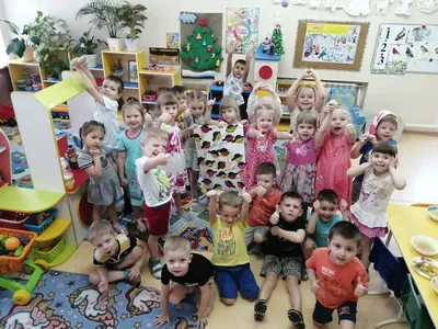 Фотоотчет «Гость группы. Папа делает кормушку» (9 фото). Воспитателям детских  садов, школьным учителям и педагогам - Маам.ру