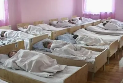 Кровати в детском саду - 56 фото