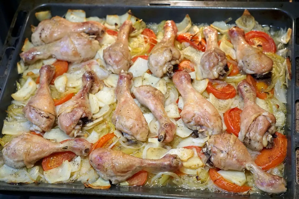 Пол куры в духовке. Голень с овощами в духовке. Курица в духовке. Курица на противне в духовке. Куриные голени с овощами в духовке.