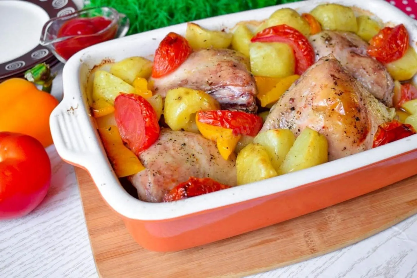 Рецепт запеченной картошки с овощами. Курица в духовке с картошкой и овощами. Курица в духовке с овощами и картофелем. Картошка с овощами в духовке. Курица запеченная с овощами в духовке.