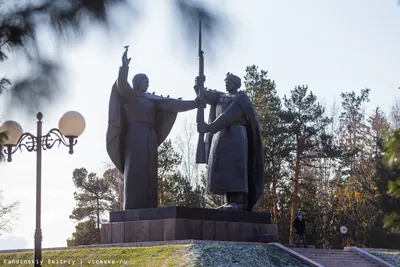 Обновленный мемориал и много елок: как выглядит Лагерный сад после ремонта  - vtomske.ru