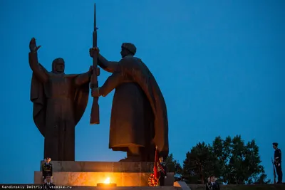 Монумент «Родина-мать вручает оружие сыну» - Архитектура, Памятные места,  Томск