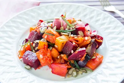 Овощной салат с моцареллой и соусом наршараб рецепт с фото