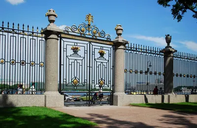 Файл:Санкт-Петербург, Летний сад. Скульптурная группа «Мир и Победа» 2.jpg  — Википедия