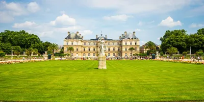 Париж, Франция - 9-ОЕ АПРЕЛЯ 2019: Люксембургский сад Красивые тюльпаны R  Стоковое Фото - изображение насчитывающей перемещение, франция: 148421772