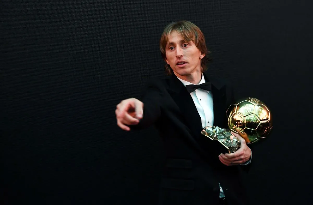 Модрич золотой. Luka Modric золотой мяч. Модрич футболист золотой мяч.