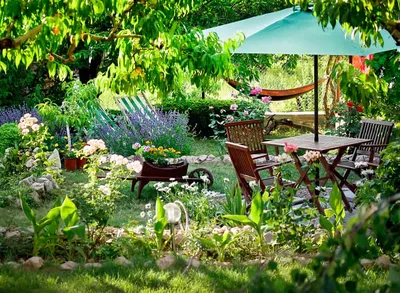 удобный гамак висит на дереве в летнем саду. уютное место для отдыха на  выходные во дворе. гамак в стиле бохо ха Стоковое Изображение - изображение  насчитывающей плетение, салон: 228500609