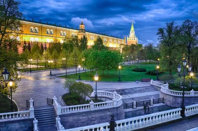 Александровский сад: памятник Жукову, грот «Руины», обелиск
