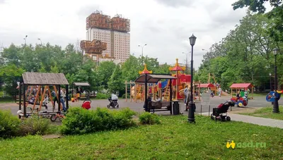 нескучный сад. это старейший парк, расположенный на правом берегу москвы.  Стоковое Фото - изображение насчитывающей яркое, цветок: 225614976