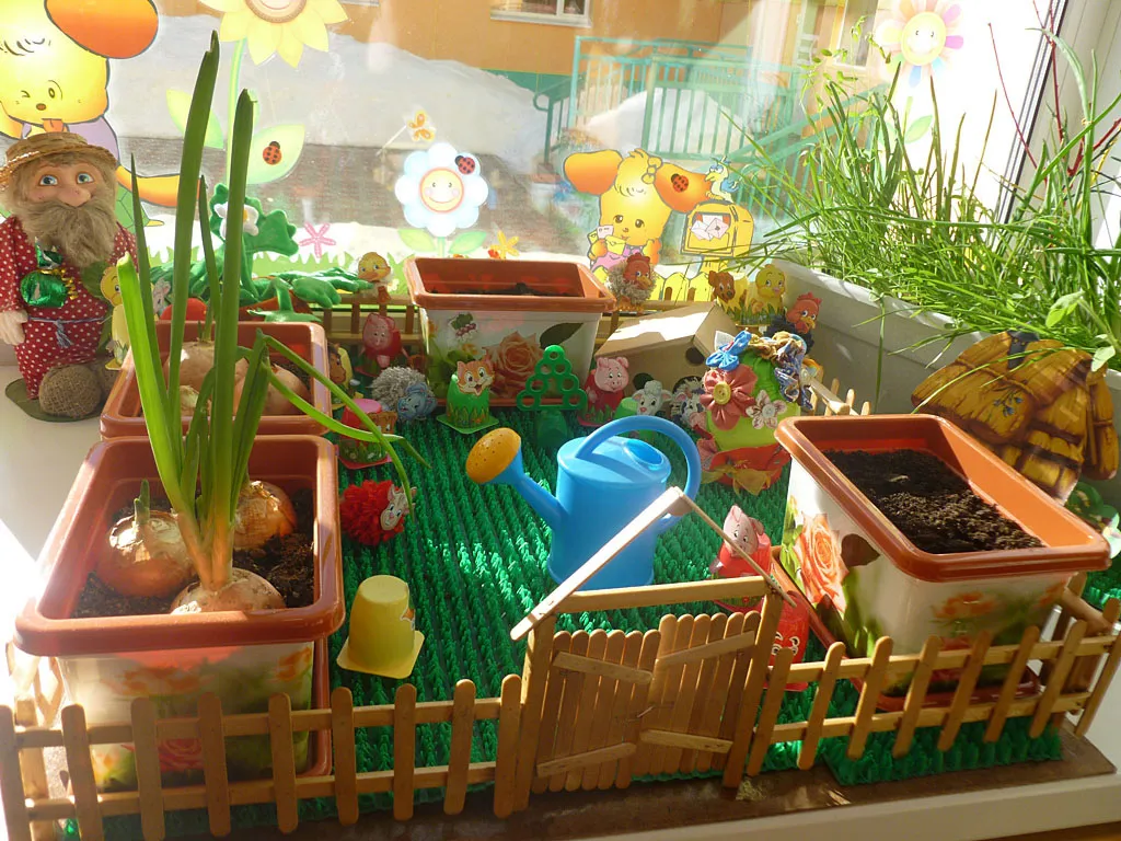 Огород на окне. Огород на подоконнике. Огород на подоконнике в детском саду. Огород на окошке в детском саду.