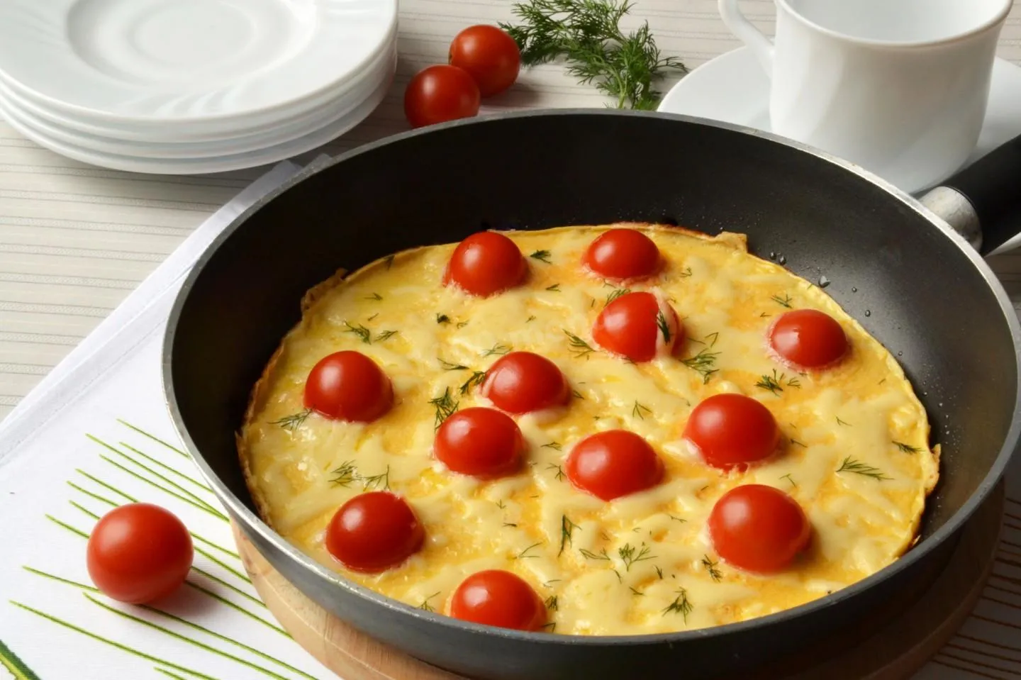 Итальянская Фриттата с помидорами черри. Омлет с помидорами на сковороде. Яичница с помидорами и сыром. Глазунья с томатами черри.