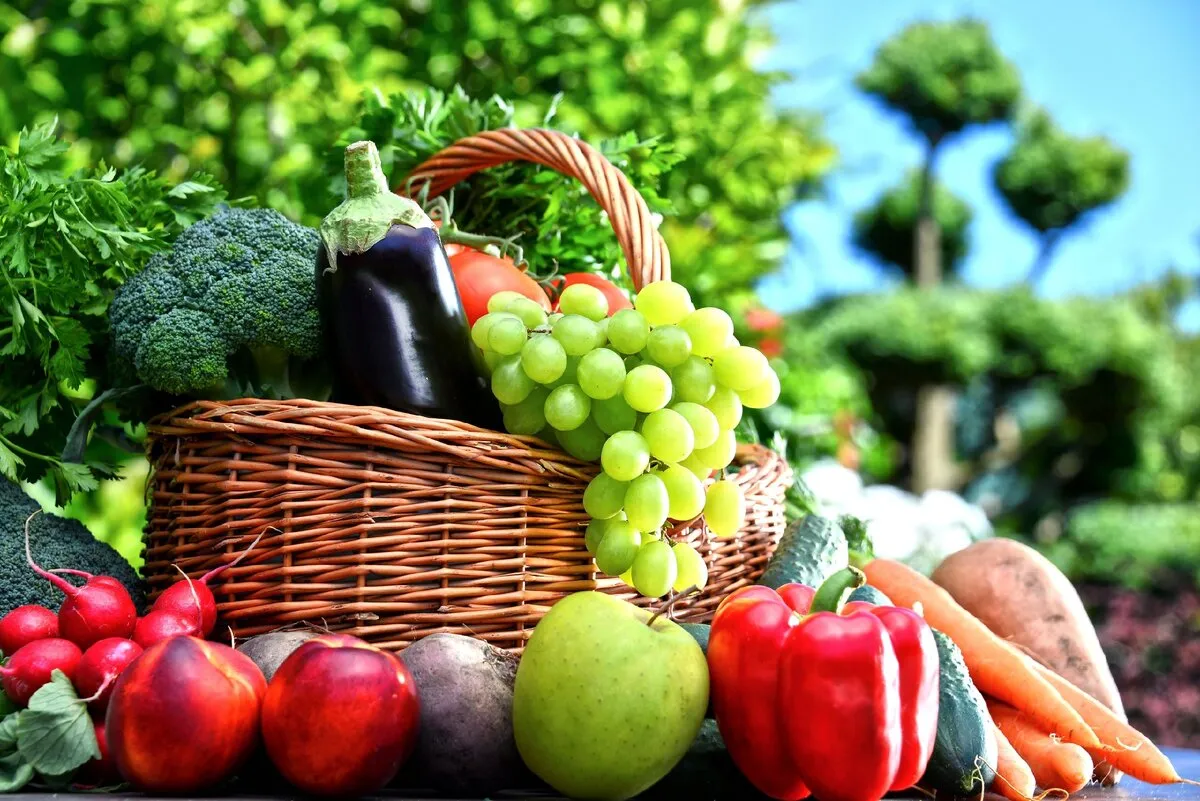 Овощи и фрукты. Корзинка с овощами. Корзина с овощами и фруктами. Красивые овощи.