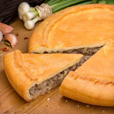 Пирог с мясом и картошкой на кефире - Лайфхакер