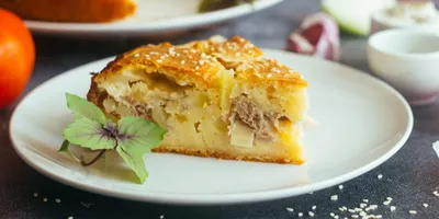 Заливной пирог с курицей и картошкой: рецепт - Лайфхакер