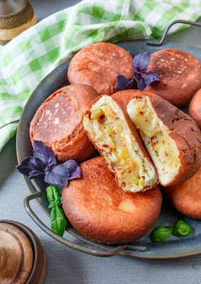 Жареные пирожки из картофельного теста с сосисками на сковороде: рецепт -  Лайфхакер