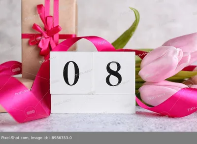 Кубический календарь с датой 8 МАРТА, цветы тюльпанов, подарочные коробки и  лента на столе возле серой стены. Празднование женского дня :: Стоковая  фотография :: Pixel-Shot Studio
