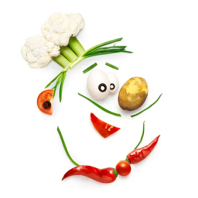 Овощи - помидоры, красный острый перец чили, болгарский перец, салат на  зеленом фоне Vegetables - tomatoes, red hot chili pepper, paprika, salad on  a green background Stock Photo | Adobe Stock