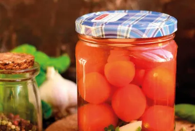 Маринованные помидоры на зиму с морковной ботвой рецепт с фото - 1000.menu