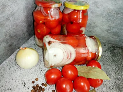 Маринованные помидоры на зиму с чесноком и лаврушкой: рецепт - Лайфхакер