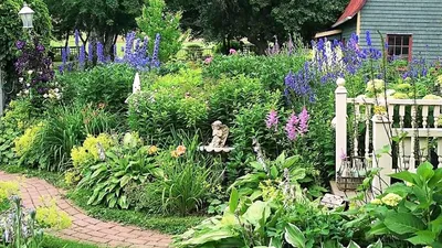 Прекрасный сад с фонтаном стоковое фото. изображение насчитывающей фонтан -  186511214