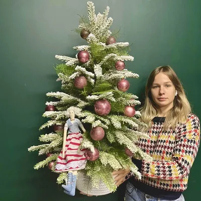Розовая рождественская елка с перьями, рождественский декор, синяя  столешница, маленькая рождественская елка 2024 - $18.99