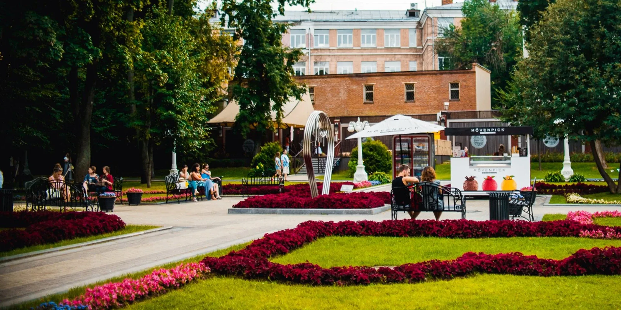 Фотовыставка дом музыки в саду эрмитаж. Сад Эрмитаж в Москве. Сад Эрмитаж театр. Бюсты в саду Эрмитаж. Памятник «сердце» в Московском саду «Эрмитаж».