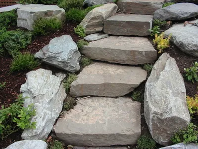 Камни в дизайне садового участка: какие выбрать и как использовать