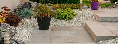 Декоративные камни для ландшафтного дизайна сада и клумб на даче: цветная  галька, крупный искусственный булыжник - 26 фото