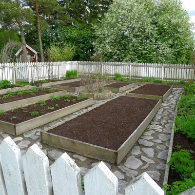 Garden boxes with stone path | Садовые грядки, Огородничество, Маленькие  огороды