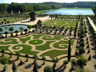 Школа Французского Языка - Сады и парк Версаля являются одной из самых  посещаемых достопримечательностей Франции. За год он принимает более 6  миллионов туристов. Надеемся, что не нужно объяснять, почему. ⠀ Во-первых,  Версаль