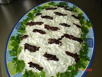 Фотоотзыв #2650 по рецепту: Салат «Березка» с куриным филе и черносливом —  вот такой вкусный салатик получился
