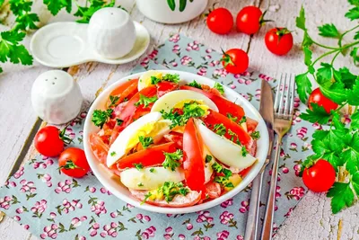 Салат из яиц и помидоров с фото фотографии