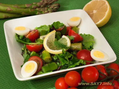 Салат с помидорами, спаржей и яйцами
