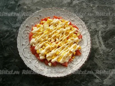 Тарелка вкусного картофельного салата с яйцами и помидорами на розовом  фоне, вид сверху :: Стоковая фотография :: Pixel-Shot Studio