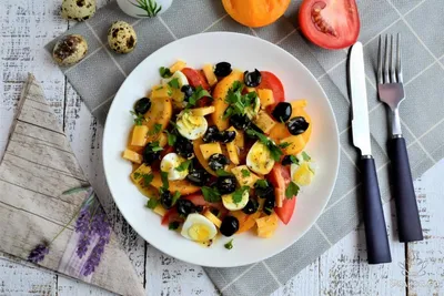 Салат с кабачками, помидорами и яйцами: рецепт - Лайфхакер