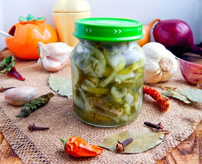 Салат из огурцов с укропом на зиму с луком: рецепт - Лайфхакер