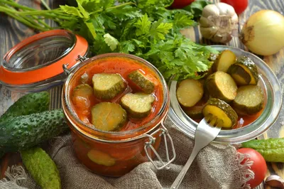 Рецепт вкуснейшего салата из огурцов, который следует заготовить на зиму |  FoodOboz