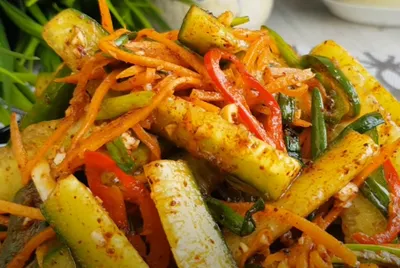 Салат из огурцов с морковью по-корейски на зиму рецепт фото пошагово и  видео - 1000.menu