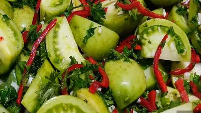 Домашние заготовки: вкусный салат из зеленых помидоров на зиму