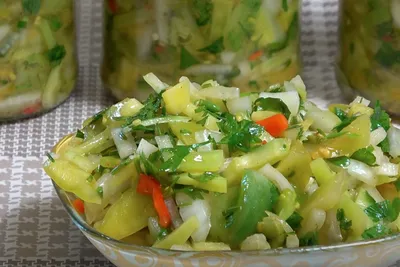 Салат из зеленых помидоров на зиму с перцем, луком и зеленью – рецепт |  FoodOboz