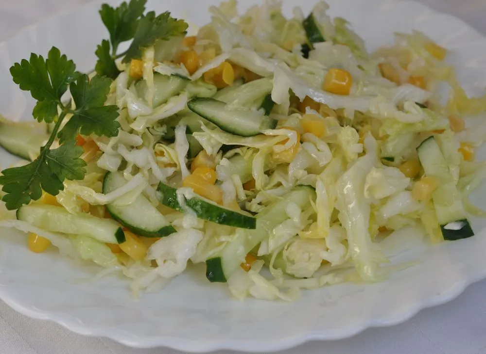 Салат из свежей кукурузы рецепт. Салат капуста огурец кукуруза. Салат из капусты и кукурузы. Салат из свежей капусты и кукурузы консервированной. Салат с капустой и огурцом.