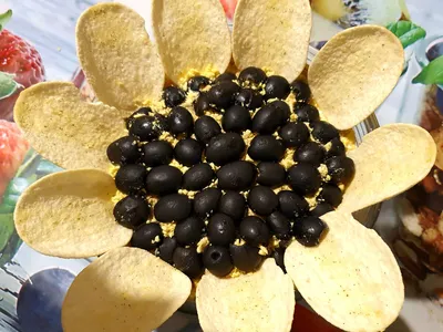 Салат \"Подсолнух\" с курицей и ананасами, заправленный майонезом \"МахеевЪ\" -  пошаговый рецепт с фото на Готовим дома