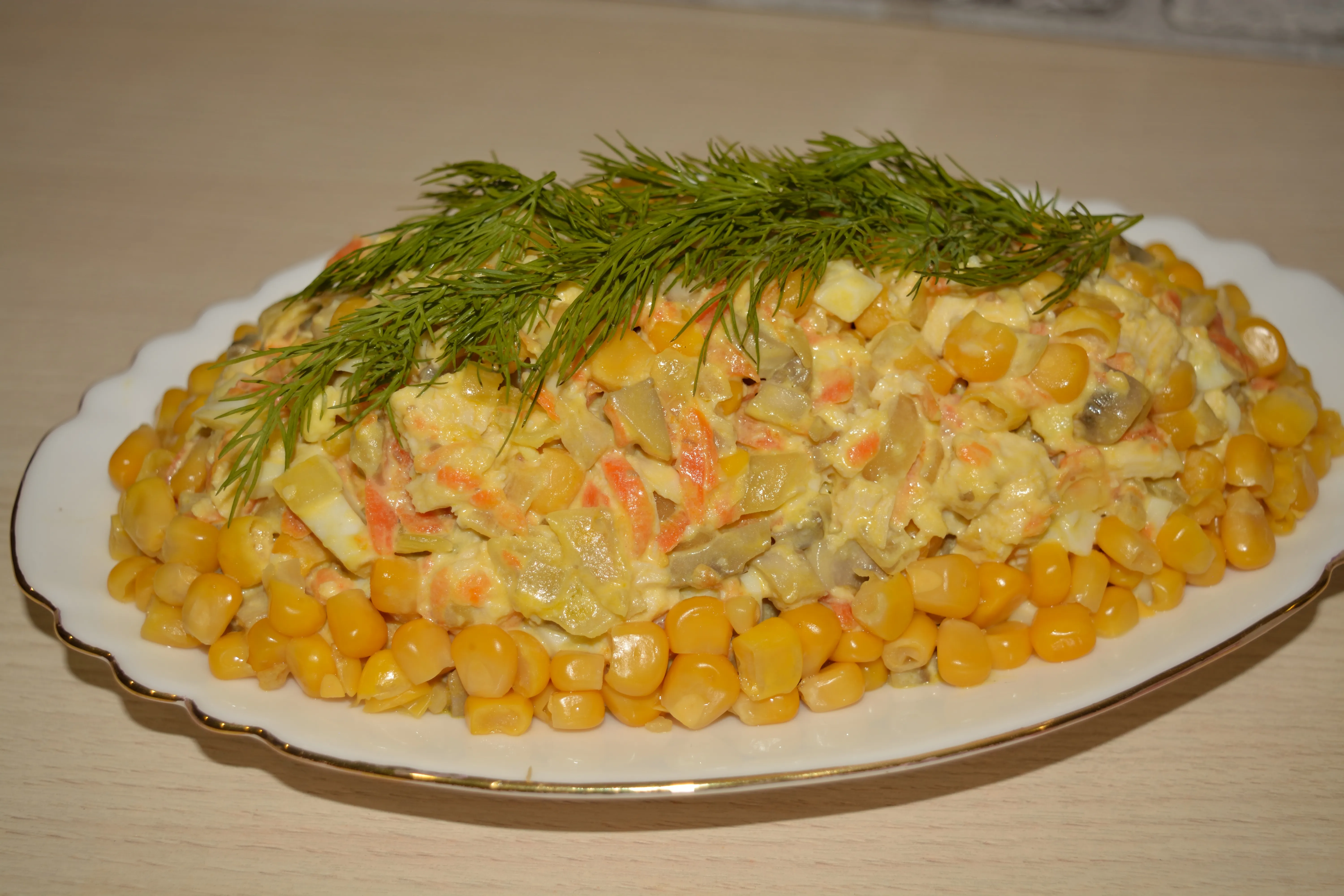 Консервированная кукуруза салаты рецепты с фото. Салат Курочка на травке. Кукуруза консервированная.