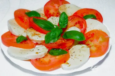 Салат \"Капрезе\" (помидоры с моцареллой) - пошаговый рецепт с фото на  Готовим дома